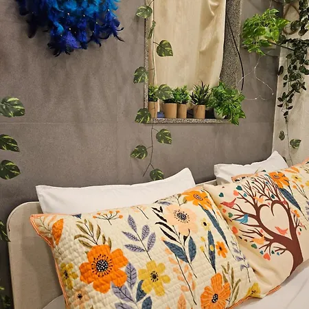 Cozy Rose Peaceful Village Retreat In Bandra * Mumbai
