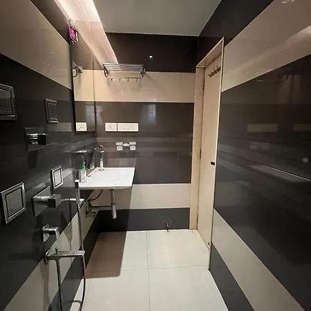 Zenith Luxe - Near Iit & Hiranandani, Powai Guest house