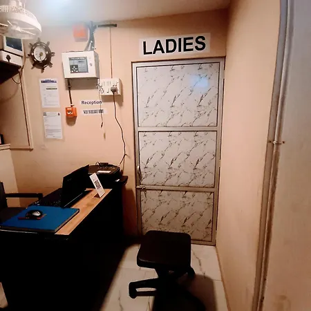 Retreats - Dorm In Andheri Hostel Mumbai