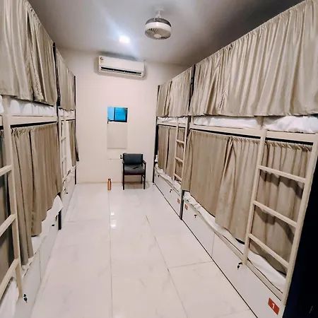 Retreats - Dorm In Andheri Hostel *