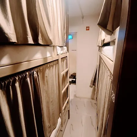 Retreats - Dorm In Andheri Hostel