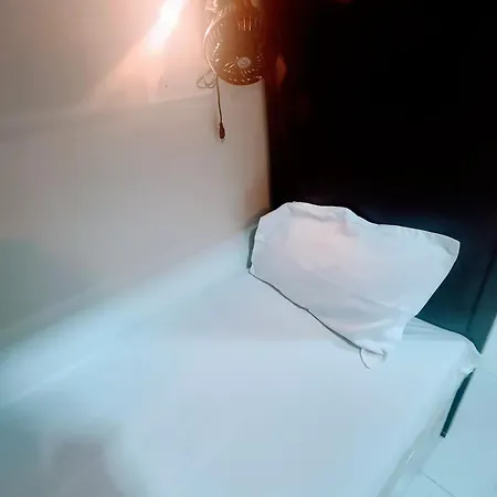 Retreats - Dorm In Andheri Hostel *