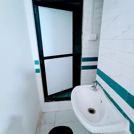 Retreats - Dorm In Andheri Hostel Mumbai
