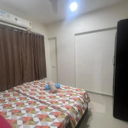 2bhk Flat -5min From Goregaon Nesco Apartment *