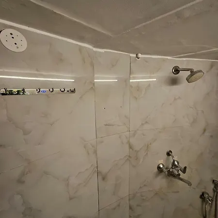 Style 2bhk Raja House, Bandra Apartment *