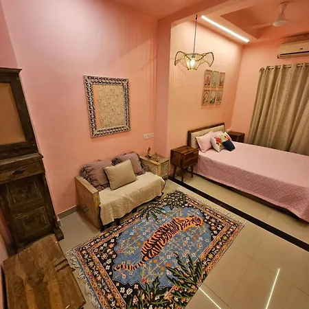 Style 2bhk Raja House, Bandra Apartment *