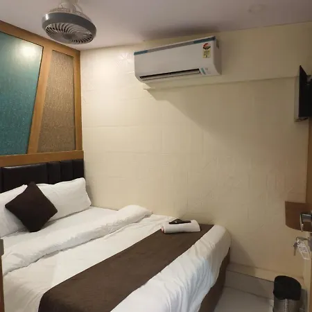 Hotel Crest 2*