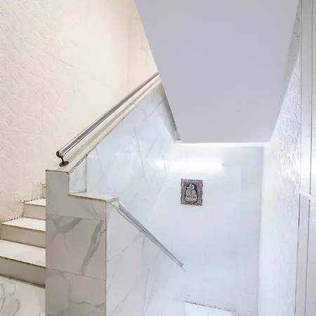 Fabhotel Hans Residency
