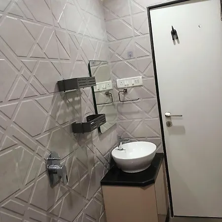 Lakefront Lounge-luxe 1bhk With 2 Baths-2bed * Mumbai