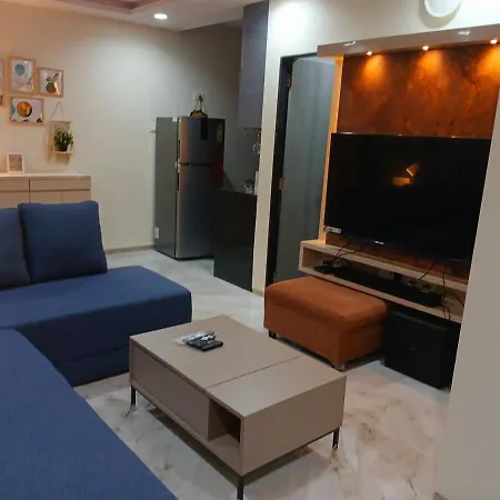 Lakefront Lounge-luxe 1bhk With 2 Baths-2bed Apartment