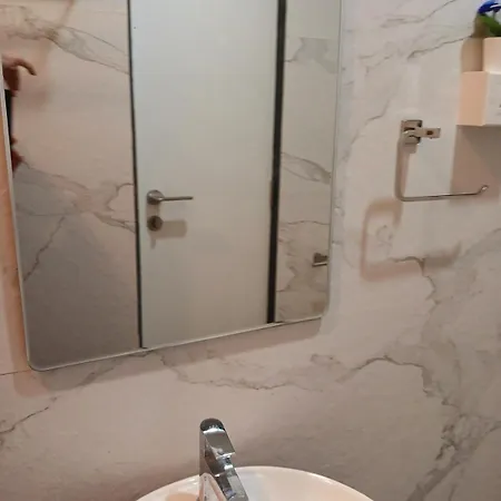 Apartment Lakefront Lounge-luxe 1bhk With 2 Baths-2bed Mumbai