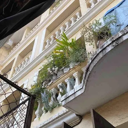 Apartment Rooftop Rendezvous - Artsy Terrace Garden Retreat *