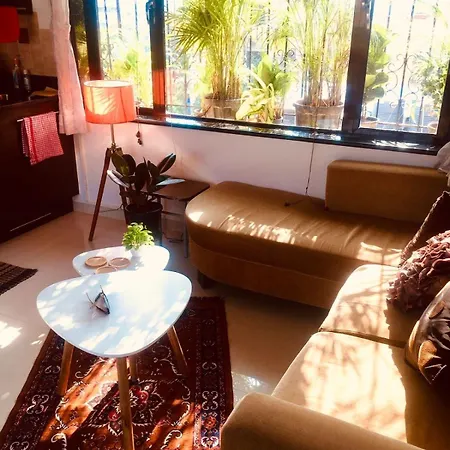 Rooftop Rendezvous - Artsy Terrace Garden Retreat Apartment *