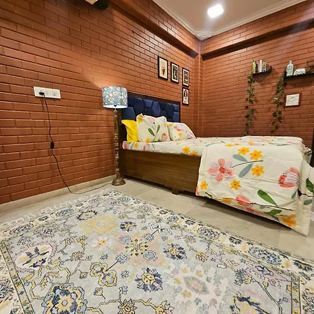 Apartment Brick Maison 1bhk With Free Parking, Juhu Bandra