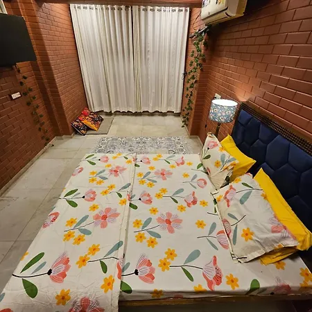 Brick Maison 1bhk With Free Parking, Juhu Bandra Apartment