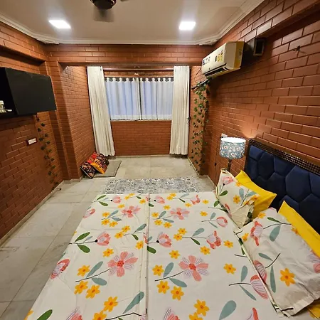 Brick Maison 1bhk With Free Parking, Juhu Bandra Apartment *