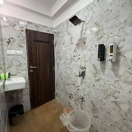 Elegant 1bhk At Bandra W Close To Lilavati Hospital 304