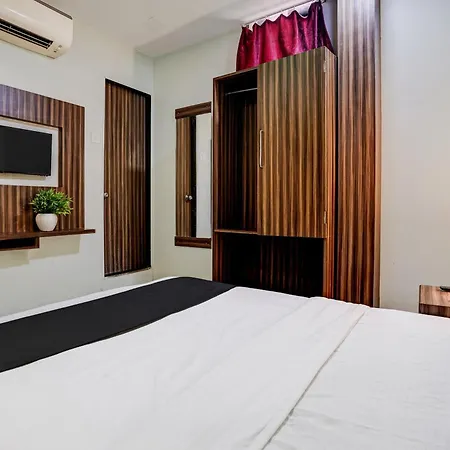 Oyo Blue Sapphire Residency Near Chhatrapati Shivaji International Airport
