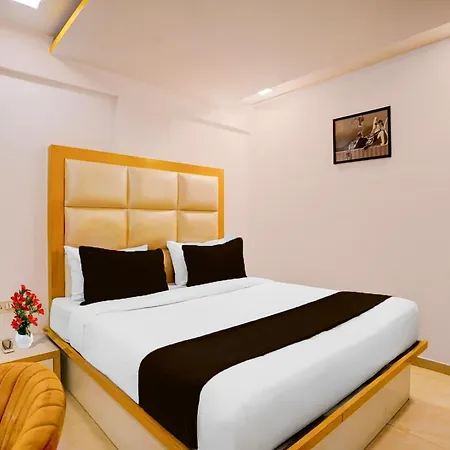 Hotel Collection O Andheri West Near Kokilaben Hospital