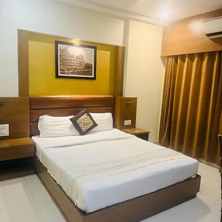 Crystal Luxury Inn- Bandra 3*