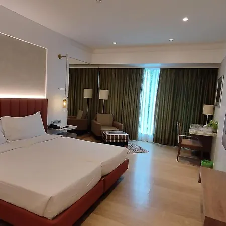 Mirage Hotel, International Airport 4*