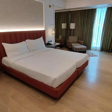 Mirage Hotel, International Airport 4*