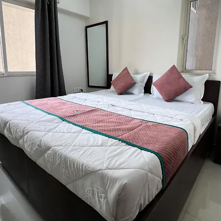 Pinaki Comfort Malad - Near Nesco & Oberoi Mall Hotel 3*