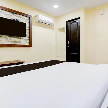 Hotel Fabhotel Aai Om Residency *