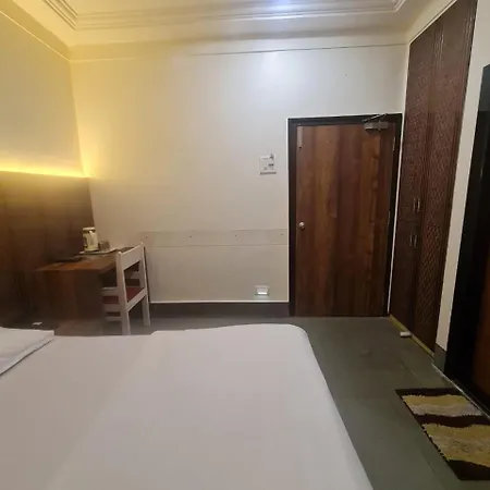 Sharda Hotel 3*