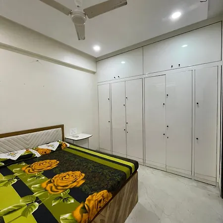 Apartment Cozy 1 Bhk Prime Location On Linking Road, Bandra *