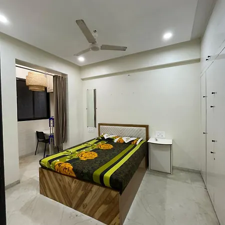 Apartment Cozy 1 Bhk Prime Location On Linking Road, Bandra *