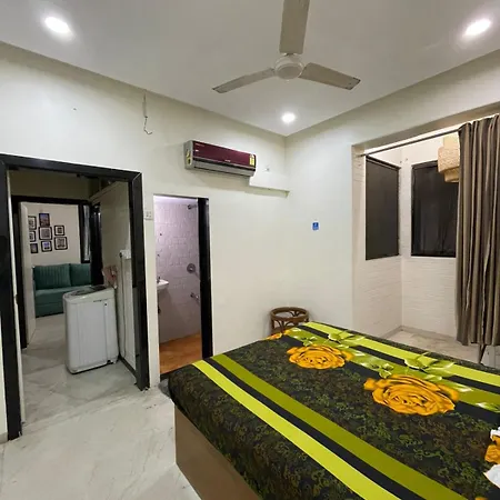 Cozy 1 Bhk Prime Location On Linking Road, Bandra *
