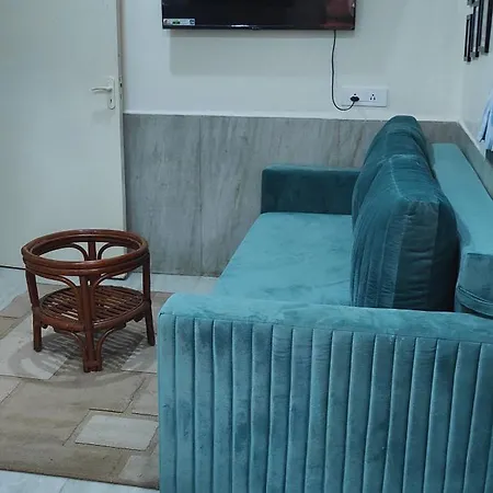 Cozy 1 Bhk Prime Location On Linking Road, Bandra Apartment *