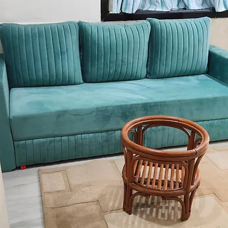 Apartment Cozy 1 Bhk Prime Location On Linking Road, Bandra *