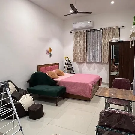 The Cozy - Andheri Apartment *