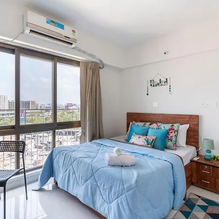 Breezy, Bright, Upper Floor 2bhk Nr Bkc & Airport Apartment