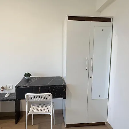 Coastal Chic - 10min From Airport Apartment *
