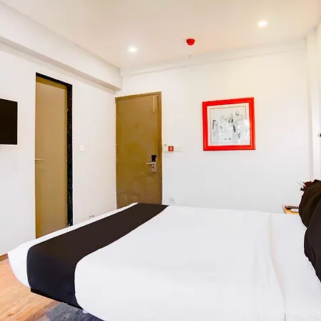 Hotel O Khar The Unicontinental 3*