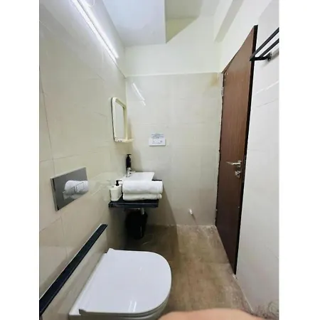 1br Service Aprt In Malad *