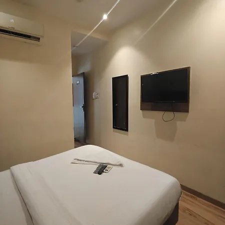 Deluxe Residency Nr- International Airport Hotel