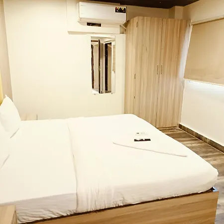 Glitz Priceless-lokhandwala
