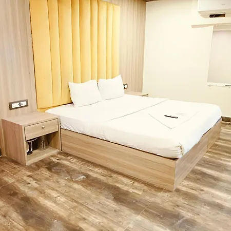 Glitz Priceless-lokhandwala Hotel Mumbai