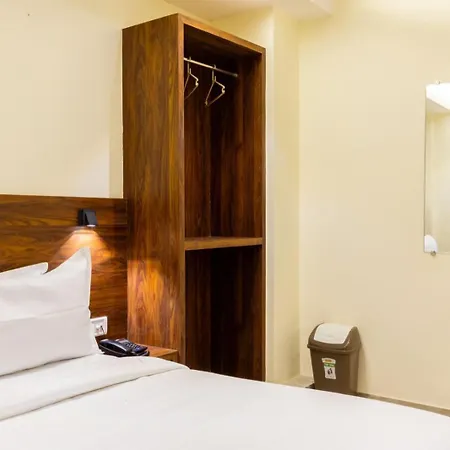 Antlers Near Borivali Railway Station Guest house 2*