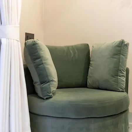 Mezzo Private 3bhk In Bandra Apartment