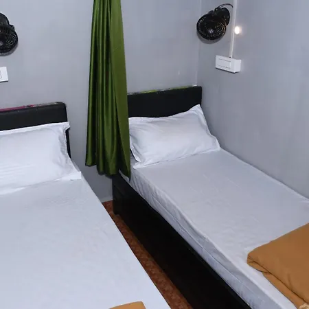 Hangout Hostel *