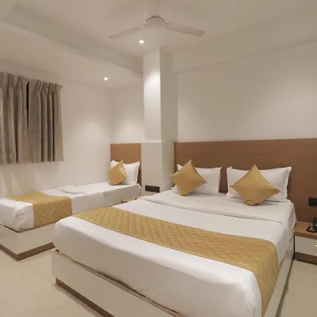 Malad Opposite Malad Railway Station 3*