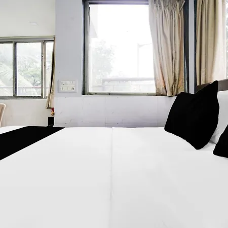 Hotel Collection O Andheri Near Airport Formerly We 4*