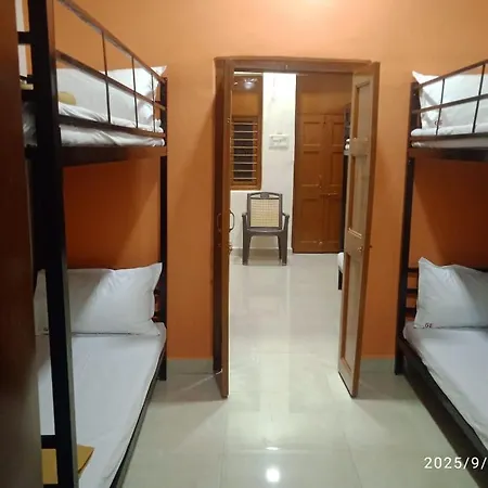 Galaxy Executive & Ac Guest house *