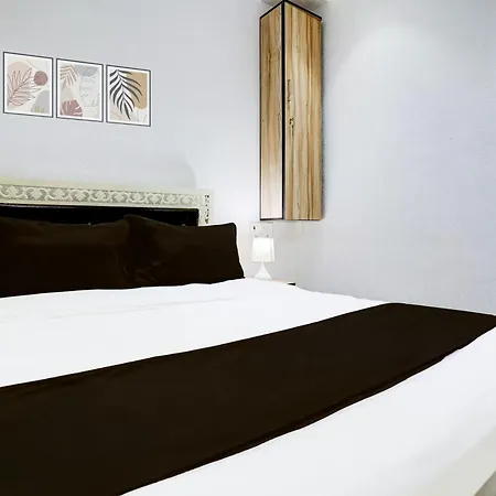 Hotel O Khar East Near Railway Station