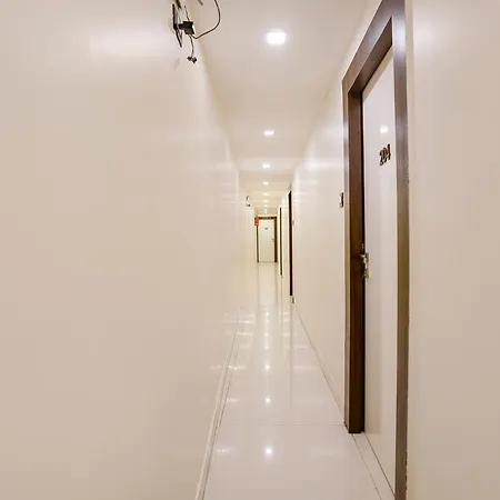 Hotel Fabhotel Golden Star